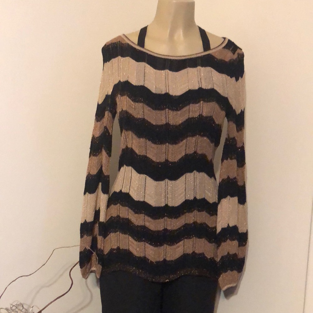 Wavy striped metallic top